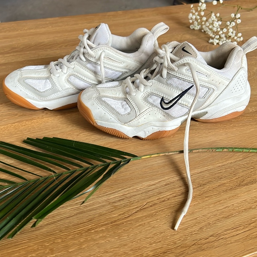 US size 7 women’s Nike shoes, white